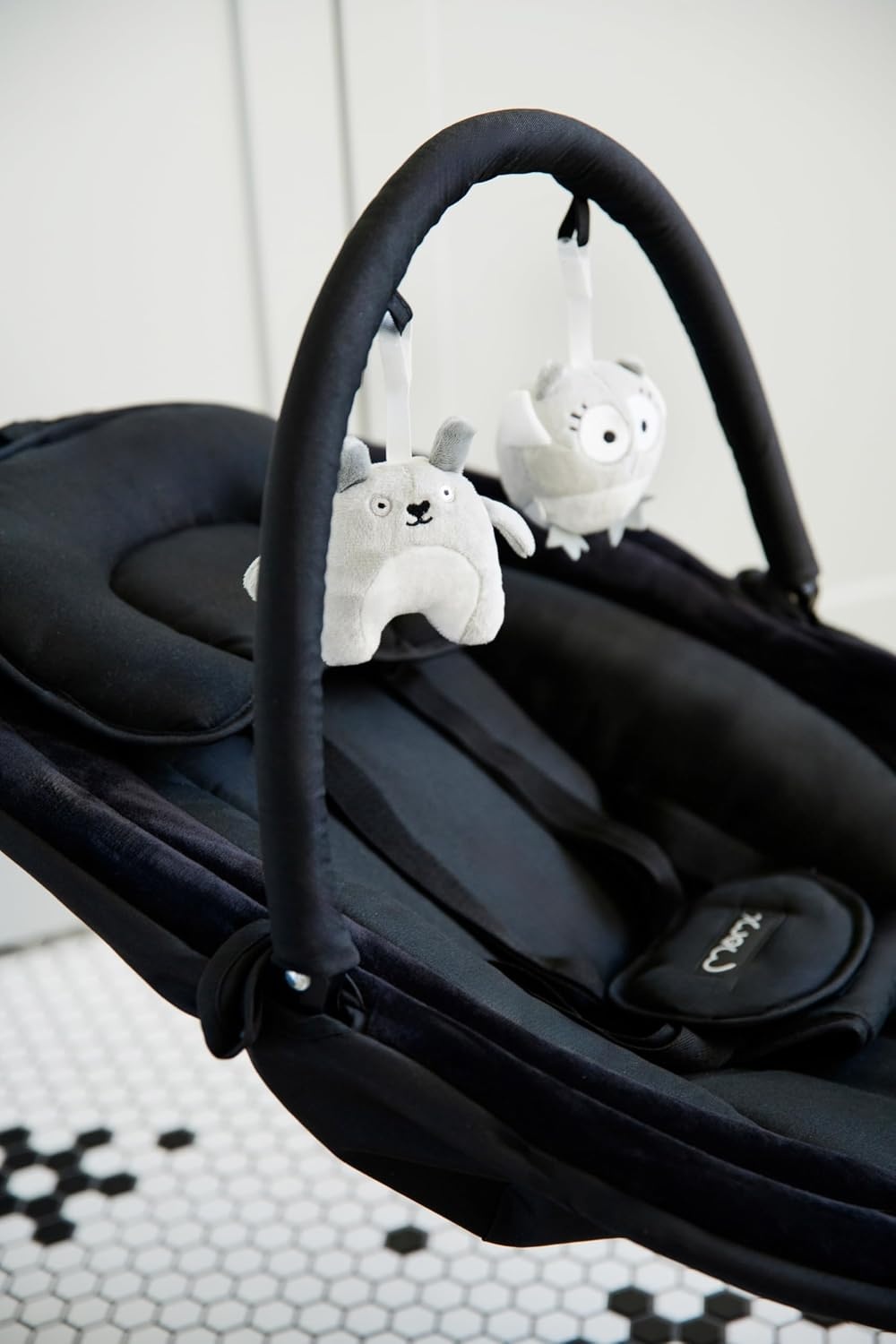 MOMI KENANI Onyx schommelbank voor kinderen tot 9 kg, met led-display, afstandsbediening en Bluetooth voor verbinding met smartphone, stroomvoorziening via batterijen en/of netvoeding