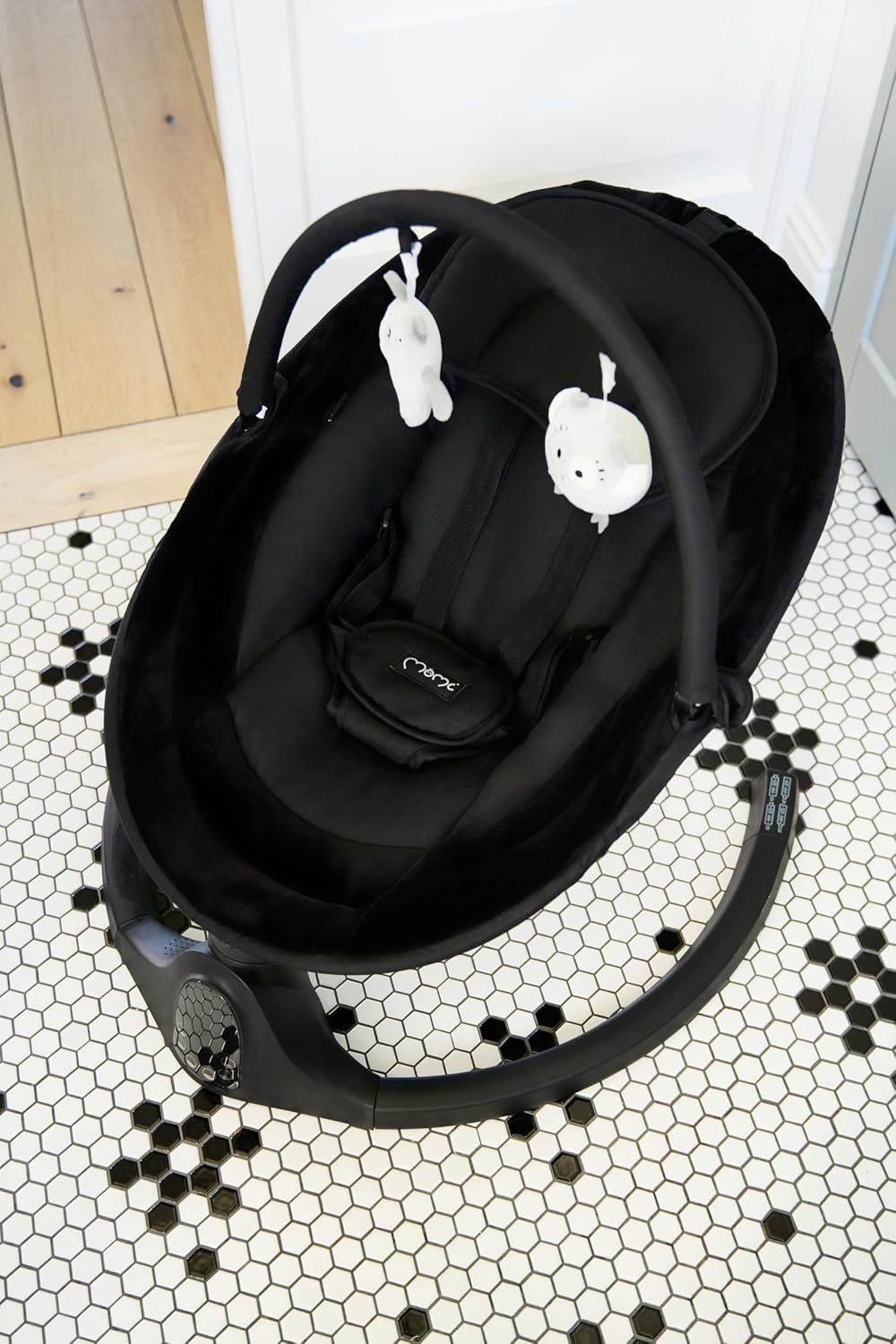 MOMI KENANI Onyx schommelbank voor kinderen tot 9 kg, met led-display, afstandsbediening en Bluetooth voor verbinding met smartphone, stroomvoorziening via batterijen en/of netvoeding