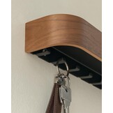 KAZAI. Sleutelkastje 'Toke' | Minimalistisch sleutelhouder ontwerp uit Berlijn | Moderne sleutelrekje met houten plank | Sleutelbord als halmeubel voor aan de muur | Walnoot