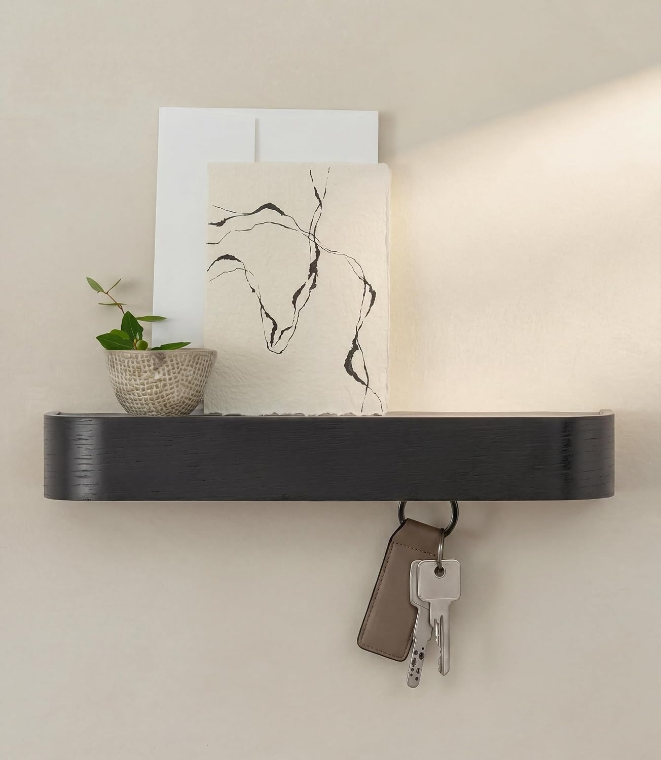 KAZAI. Sleutelkastje 'Toke' | Minimalistisch sleutelhouder ontwerp uit Berlijn | Moderne sleutelrekje met houten plank | Sleutelbord als halmeubel voor aan de muur | Walnoot