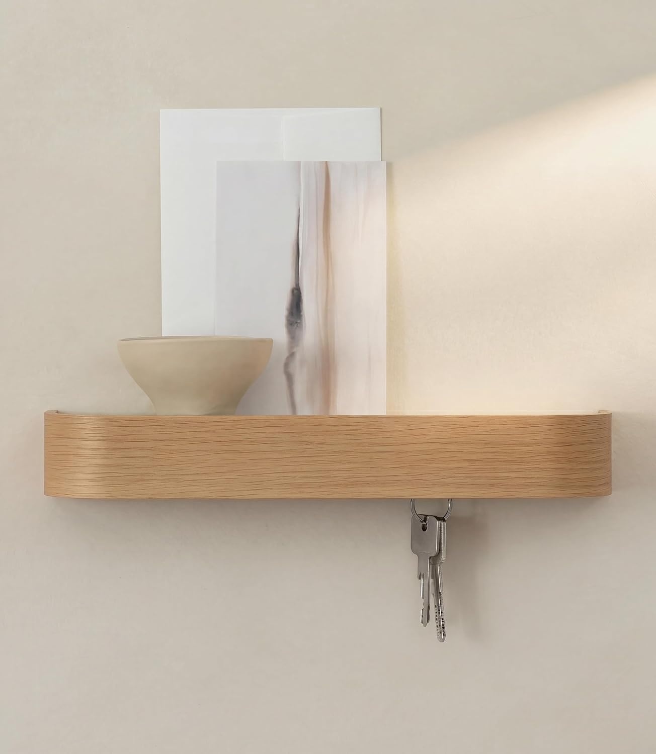 KAZAI. Sleutelkastje 'Toke' | Minimalistisch sleutelhouder ontwerp uit Berlijn | Moderne sleutelrekje met houten plank | Sleutelbord als halmeubel voor aan de muur | Walnoot