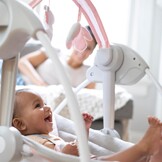 Ingenuity Draagbare babyschommel, vlinder en eenhoorn, roze