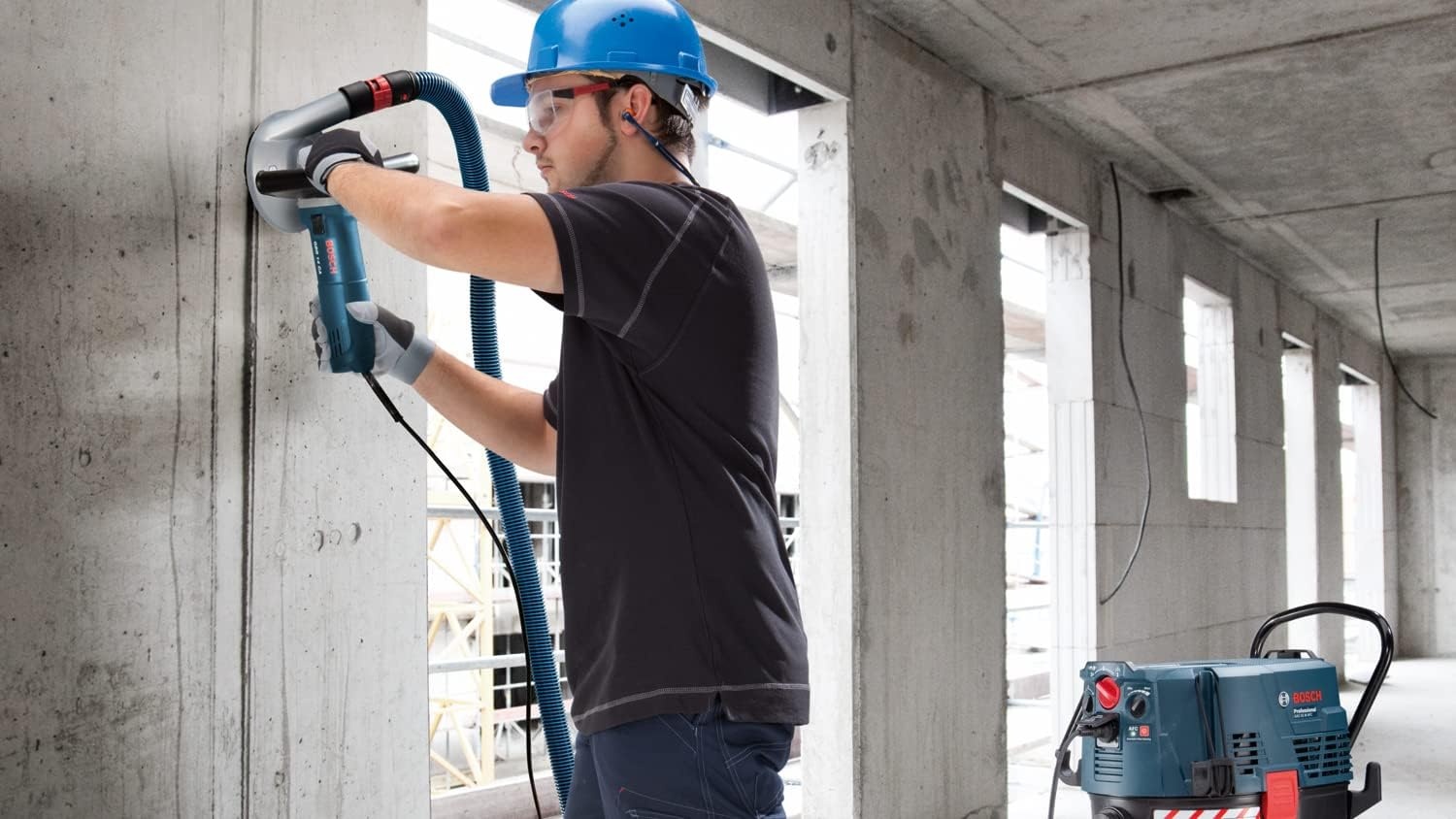 Bosch Professional stofzuiger voor nat en droog GAS 55 M AFC (incl. spleetzuigmond, 35mmØ, afvoerzak, bocht, vloerzuigmondset, 1 platte plooifilter PES, 3x0,35m zuigbuis, slang 5m met gereedschapsmof) - Maat 55 Liter, Stofklasse M