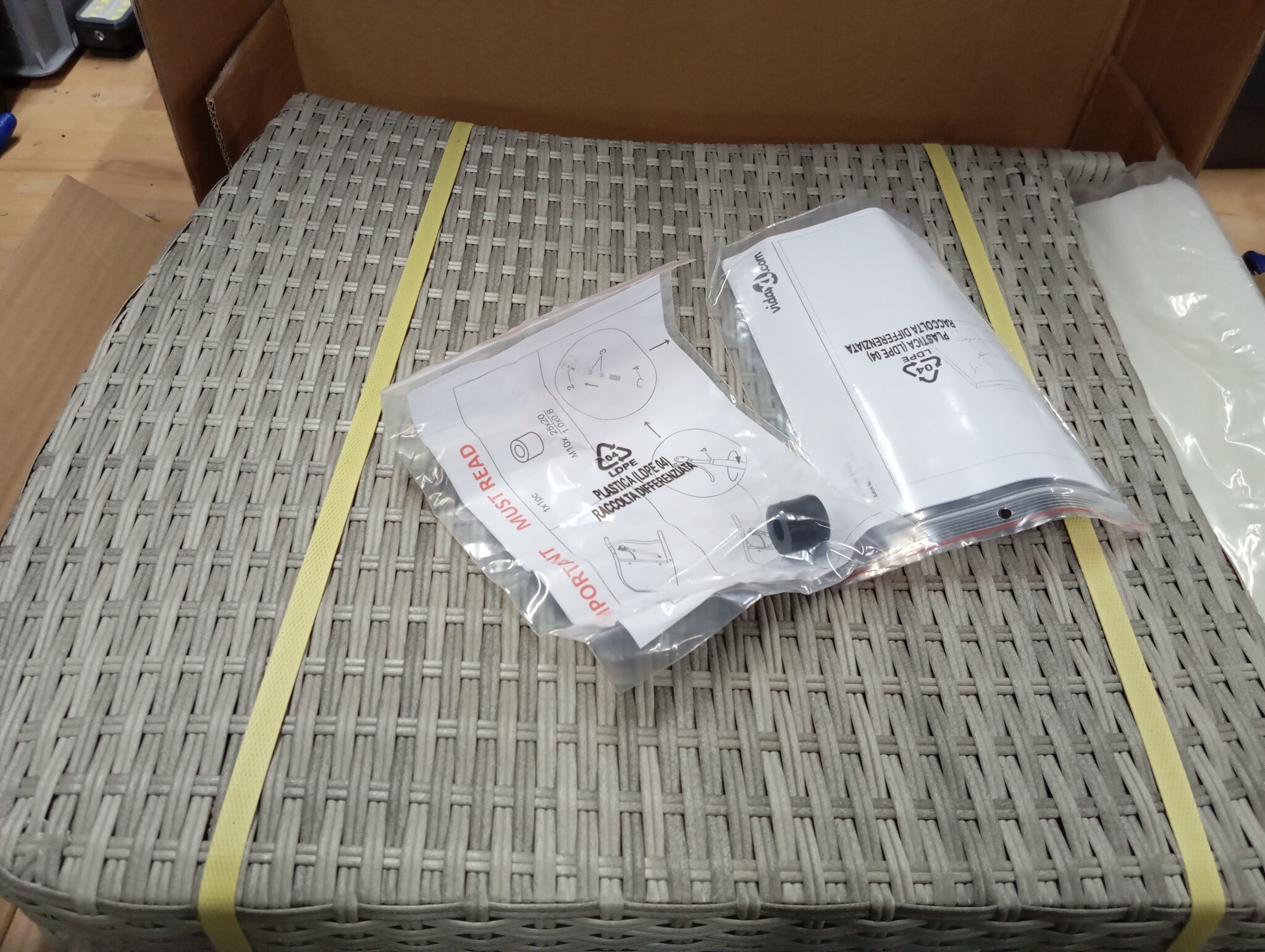 Verstelbare Lichtgrijze Poly Rattan Tuinstoel met Voetensteun - 73% Korting!
