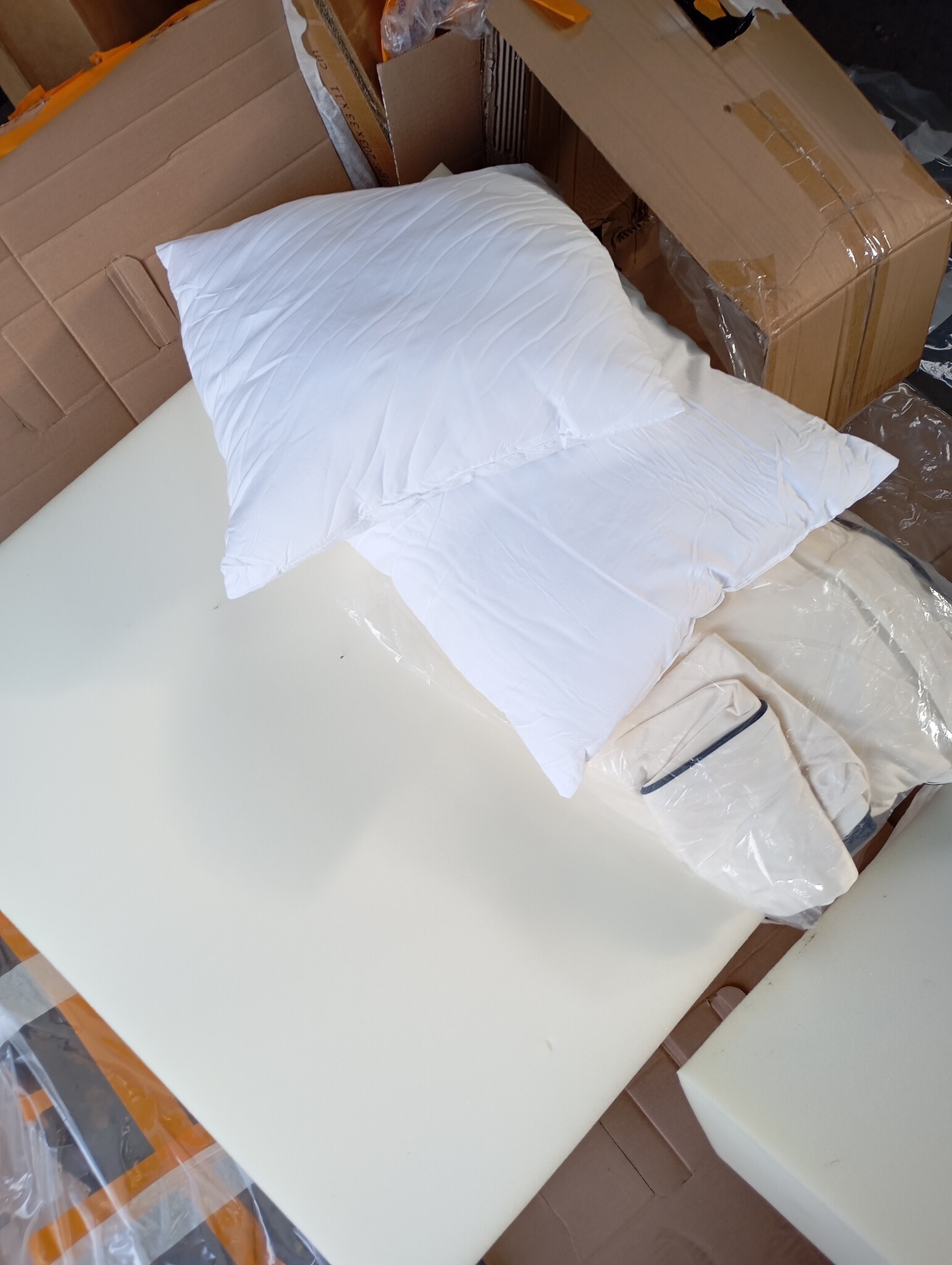 Luxe logeermatras - beige - camping matras - reismatras - opvouwbaar matras - 200 x 70 x 15 - met kussens