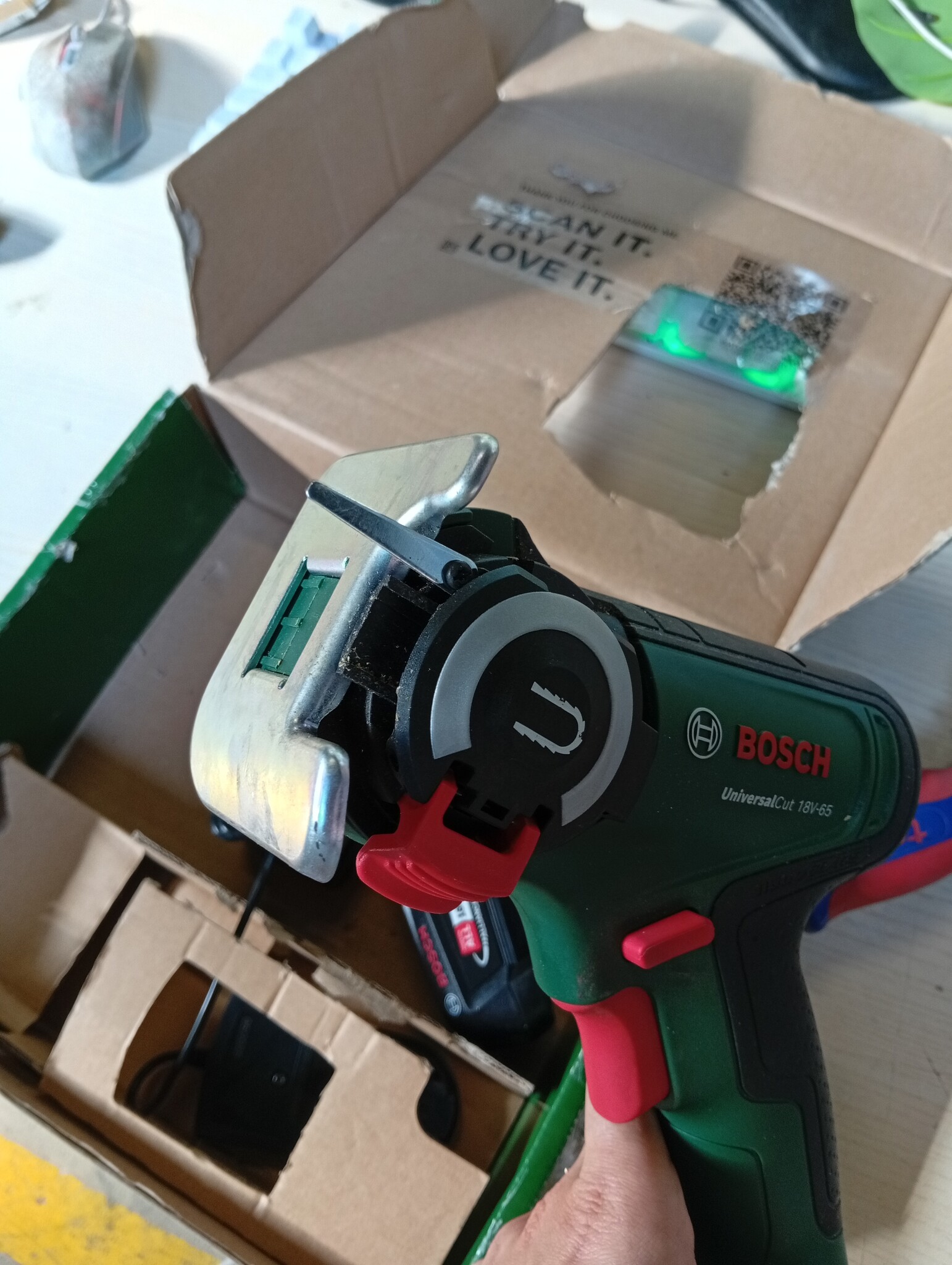 Bosch Accu-NanoBlade-zaag UniversalCut 18V-65 (snel vrij snijden in hout, houtmaterialen en plastic; max. zaagdiepte 65 mm; 18 volt-systeem; 1x 2,5 Ah accu en oplader) - Maat UniversalCut 18V