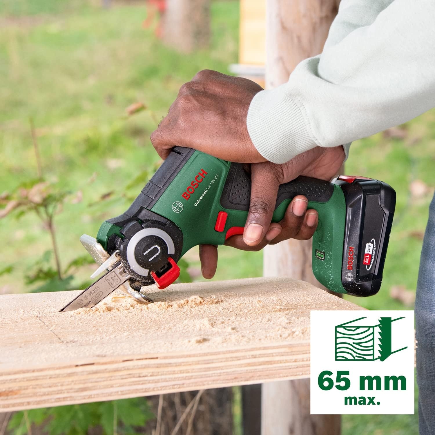 Bosch Accu-NanoBlade-zaag UniversalCut 18V-65 (snel vrij snijden in hout, houtmaterialen en plastic; max. zaagdiepte 65 mm; 18 volt-systeem; 1x 2,5 Ah accu en oplader) - Maat UniversalCut 18V