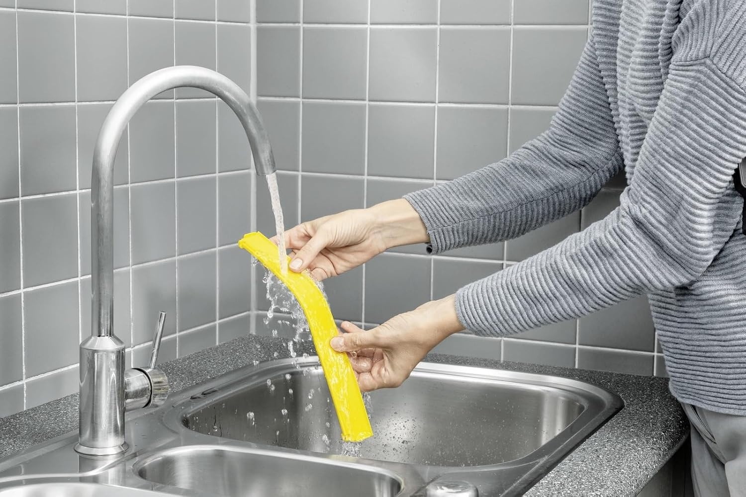 Kärcher Window Vac WV 6 Plus, extra lange accuduur van 100 min, LED-indicatie laadstatus, verwisselbare zuigmond: 280 mm, spuitfles met microvezeldoek, 20 ml ruitenreinigerconcentraat