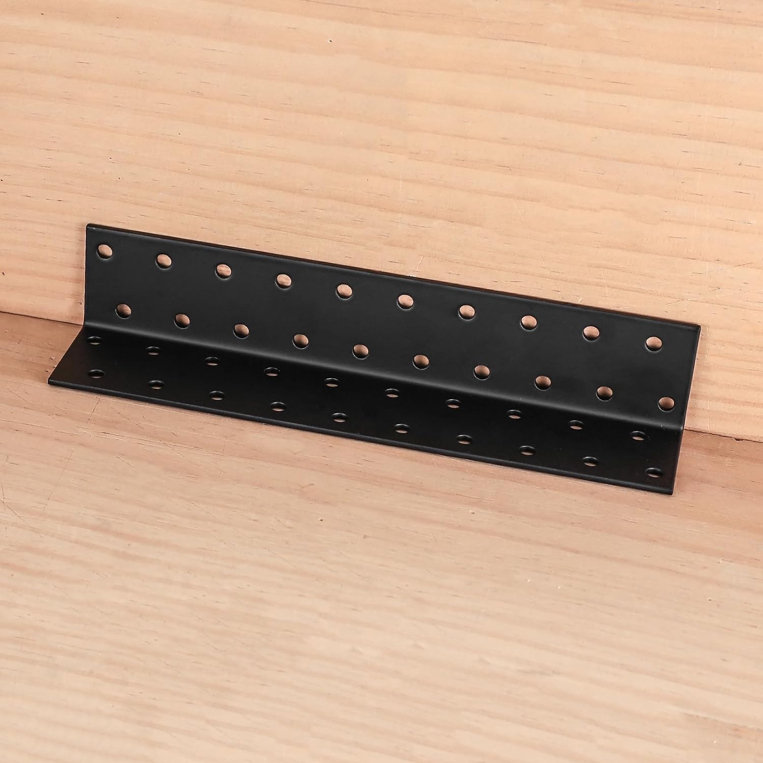 4x Zwarte Hoekbeugels Hout Staal 200x40x40mm - 33% Korting