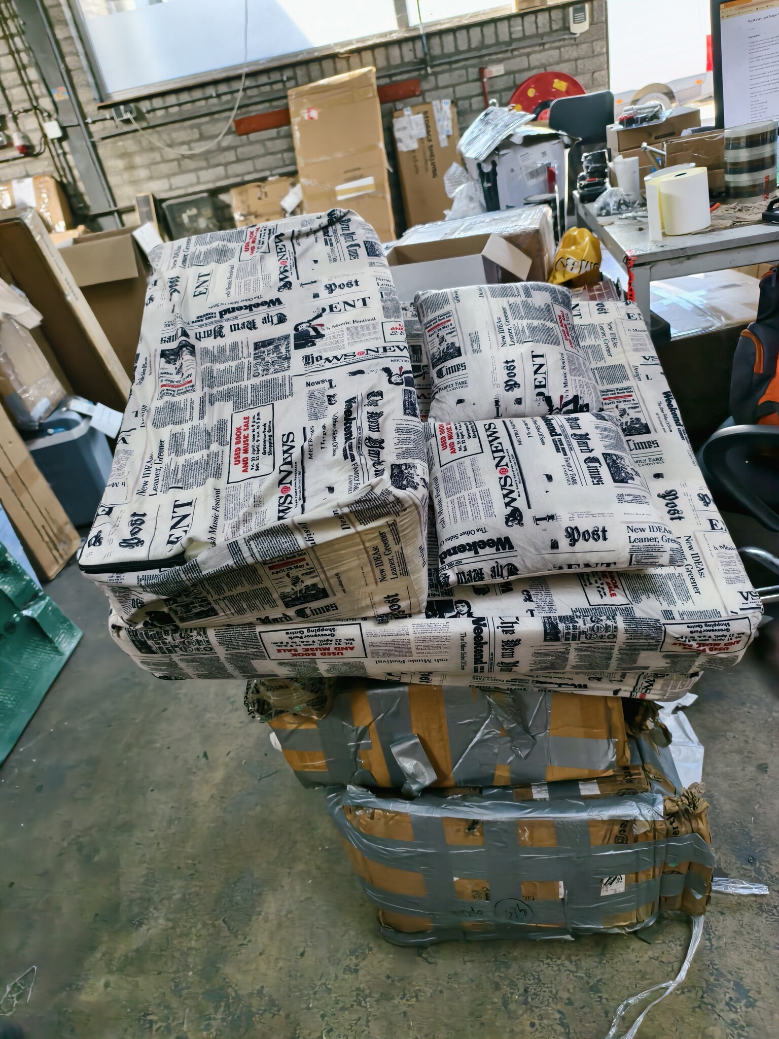 Luxe logeermatras - newspaper - camping matras - reismatras - opvouwbaar matras - 200 x 70 x 15 - met kussens