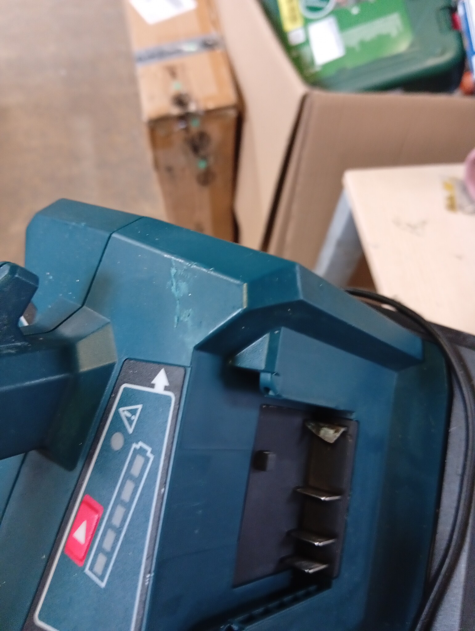 Bosch Professional 18V System multilader GAL 18V6-8 (acculaadstroom: 8 A, zonder accu's, incl. L-BOXX-adapter, in doos)