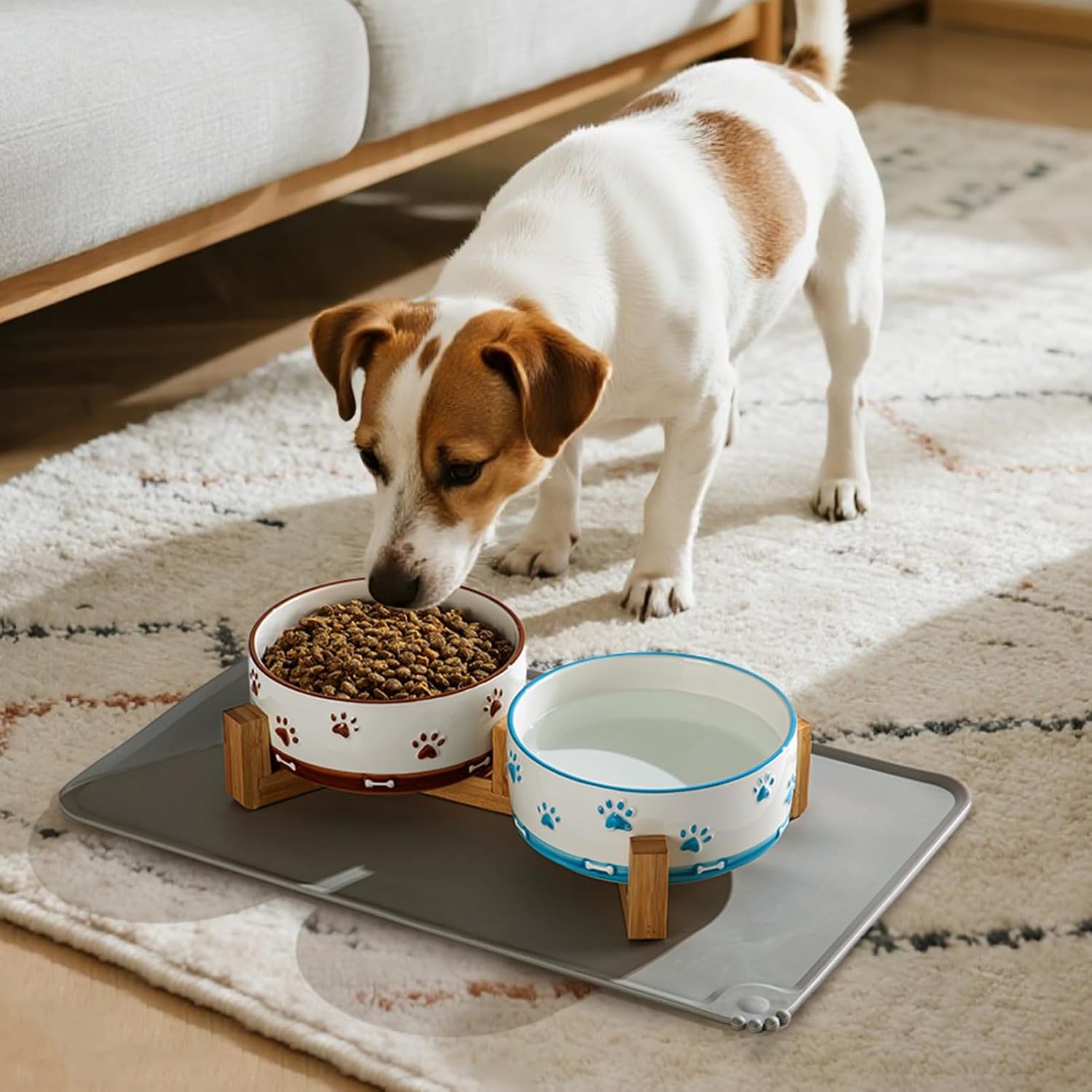YUN TAO Keramische hondenkommen 2 set met houten standaard, verhoogde voer- en waterkommen voor kleine tot middelgrote honden, inclusief antislip siliconen mat