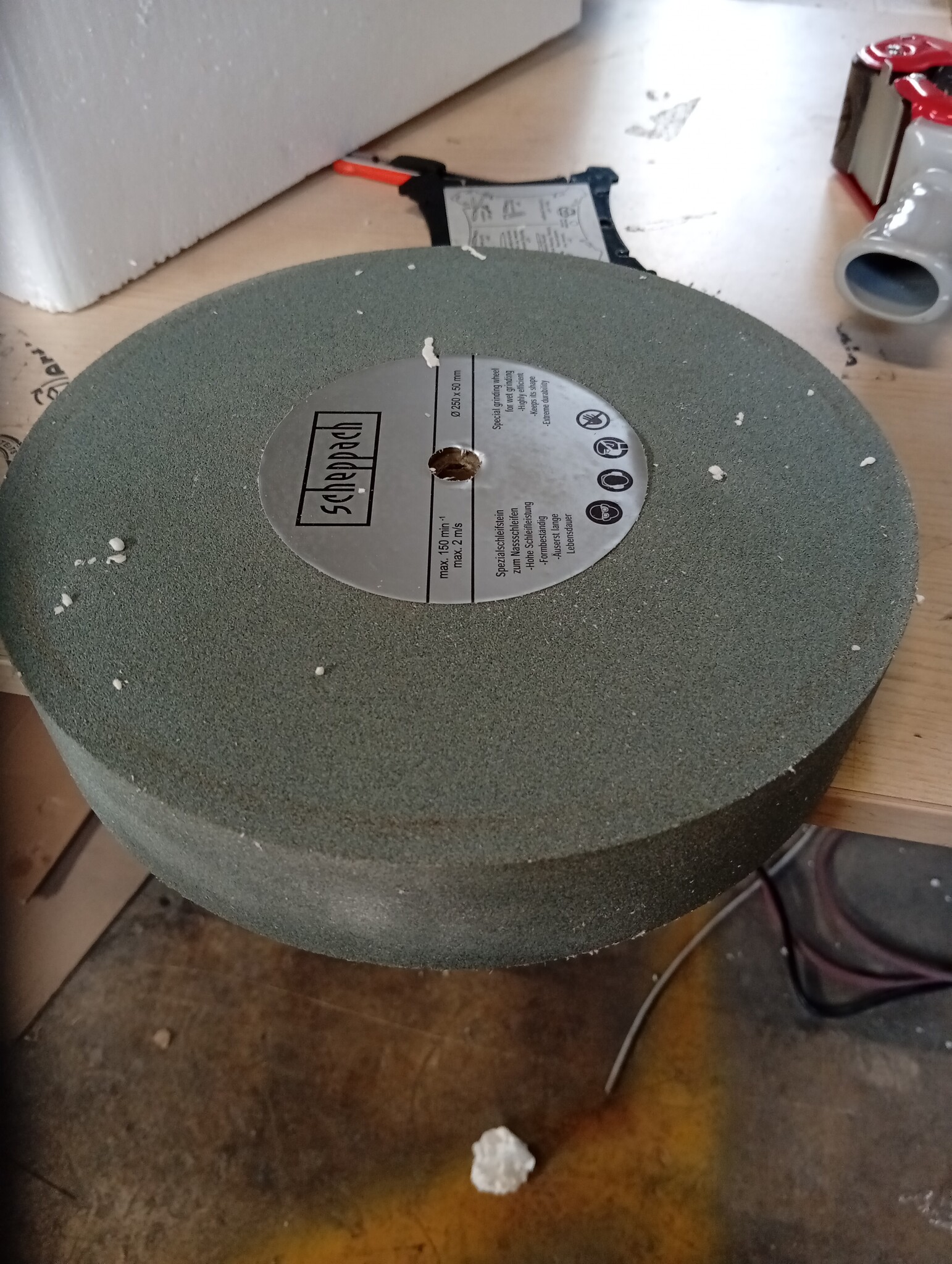 Scheppach TIGER 7000S waterslijper, inductiemotor, 200 W, slijpsteen van korund 250 x 50 mm, korrel 220, universeel apparaat, schuurpasta en hoeksjabloon
