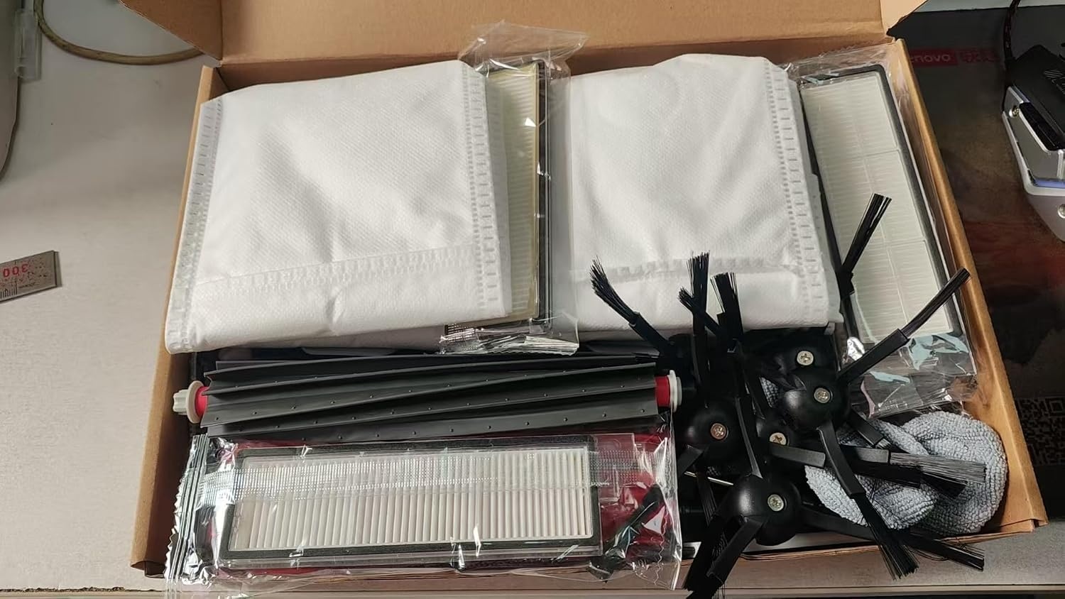 32 stuks accessoires voor Roborock S8 MaxV Ultra & S8 Max Ultra robotstofzuiger, 4 hoofdborstels, 6 stofzakken, 4 filters, 4 reinigingsdoekjes, 4 zijwissers, 6 zijborstels en reinigingsborstel
