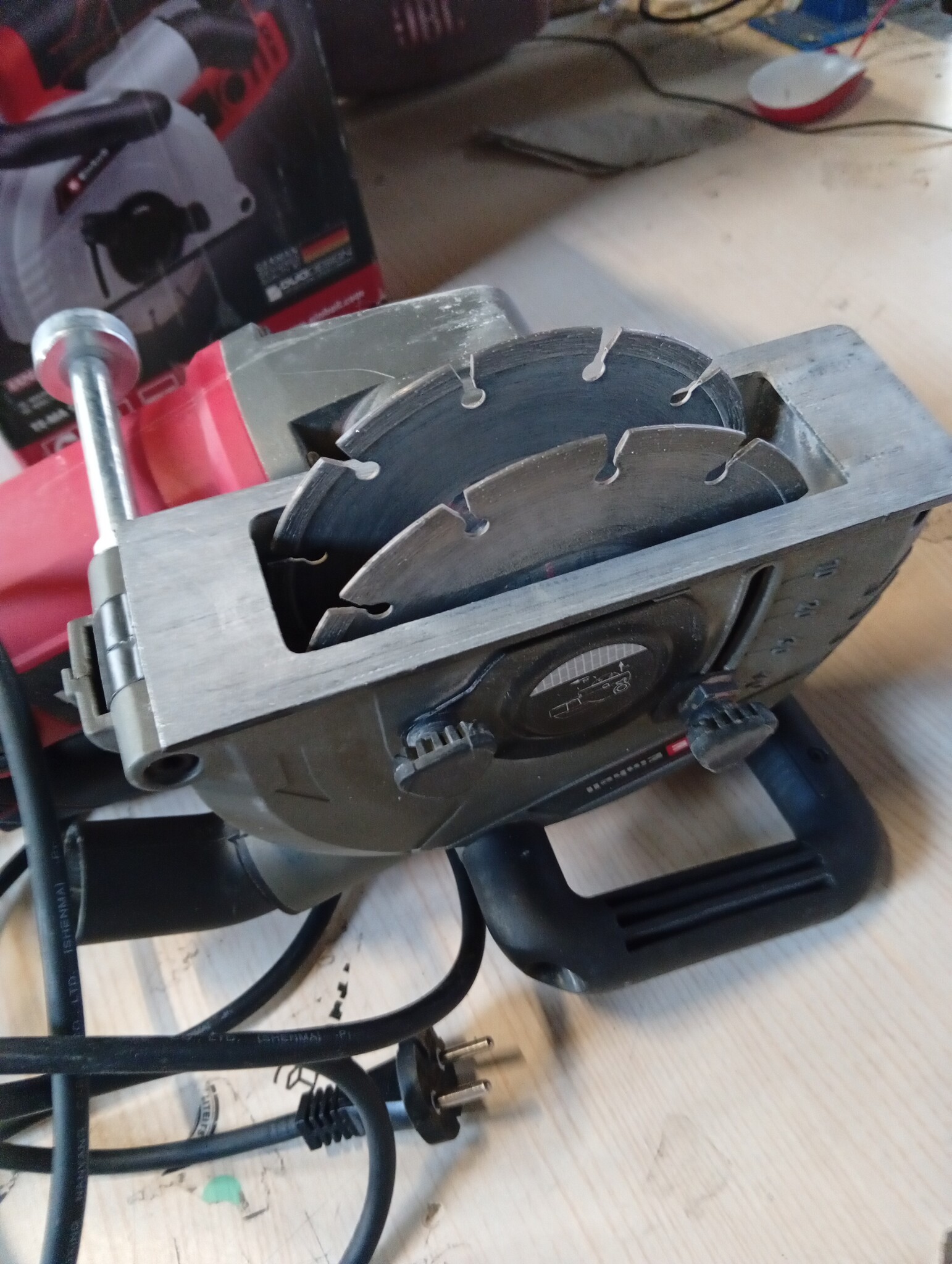 Krachtige Muurfrees 1700W - Sleuven tot 38mm breed, 40mm diep - 59% Korting!