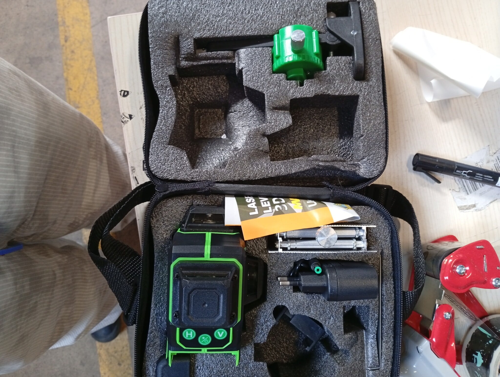 Cross Line Laser, 4 x 360° zelfnivellerende groene laserwaterpas, 4D-rotatielaser met 16 lijnen, zelfnivellerend met 2 batterijen, in hoogte verstelbare verlengstangstatief