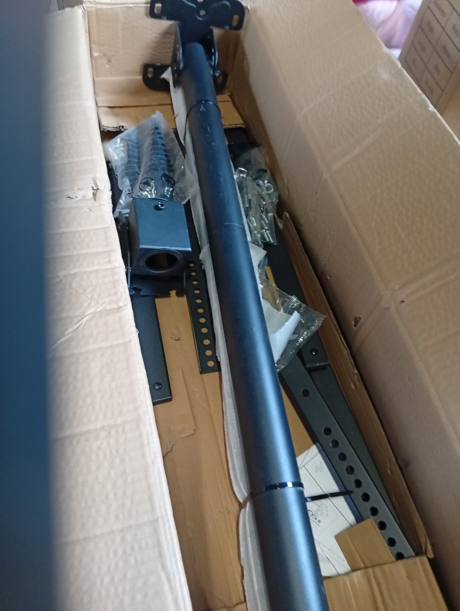 TV plafondbeugel voor 43-86 inch tot 60 kg, 360° draaibaar en -25° kantelbaar, met ±3° nivellering, max. VESA 600x400, voor plat en schuin dak, gebogen compatibel
