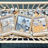DODO D'AMOUR - Set van vierkante knuffel en rammelaar - Olifant - 027191 - Mosterd - Fleece - Geboorte - Knuffel - Baby - Geruststellend - Zacht - Wasbaar - 29 cm x 22 cm - Vanaf 0 maanden.