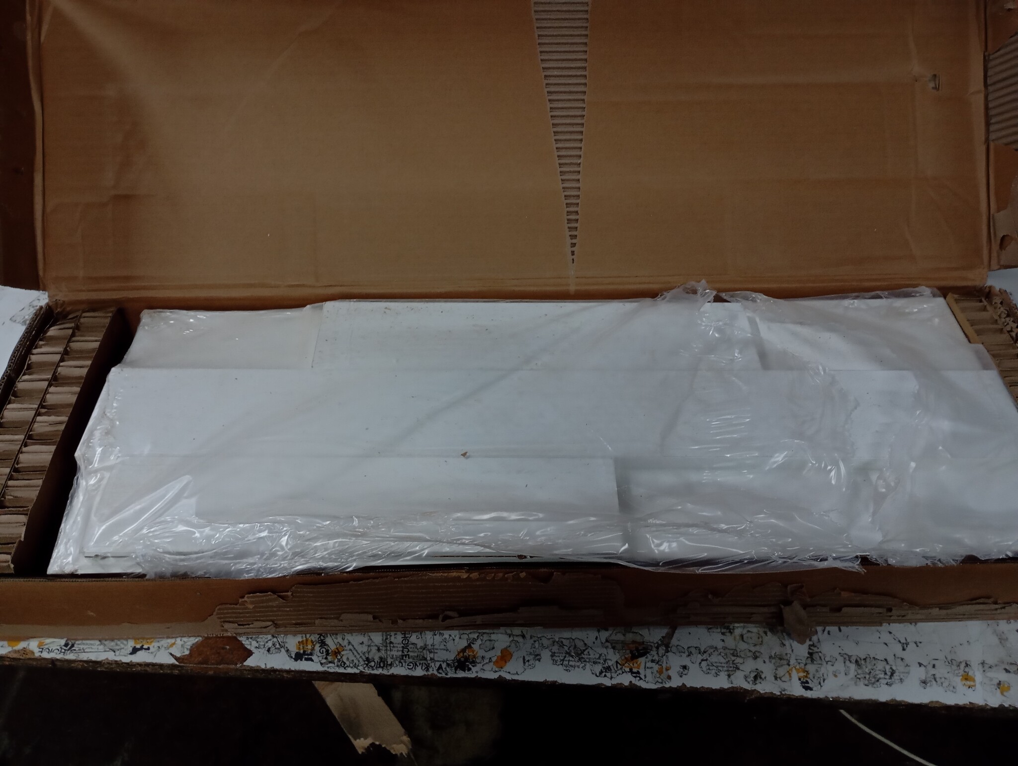 Vitrinekast Hoogglans Wit 82,5x30,5x150 cm - 55% Korting!