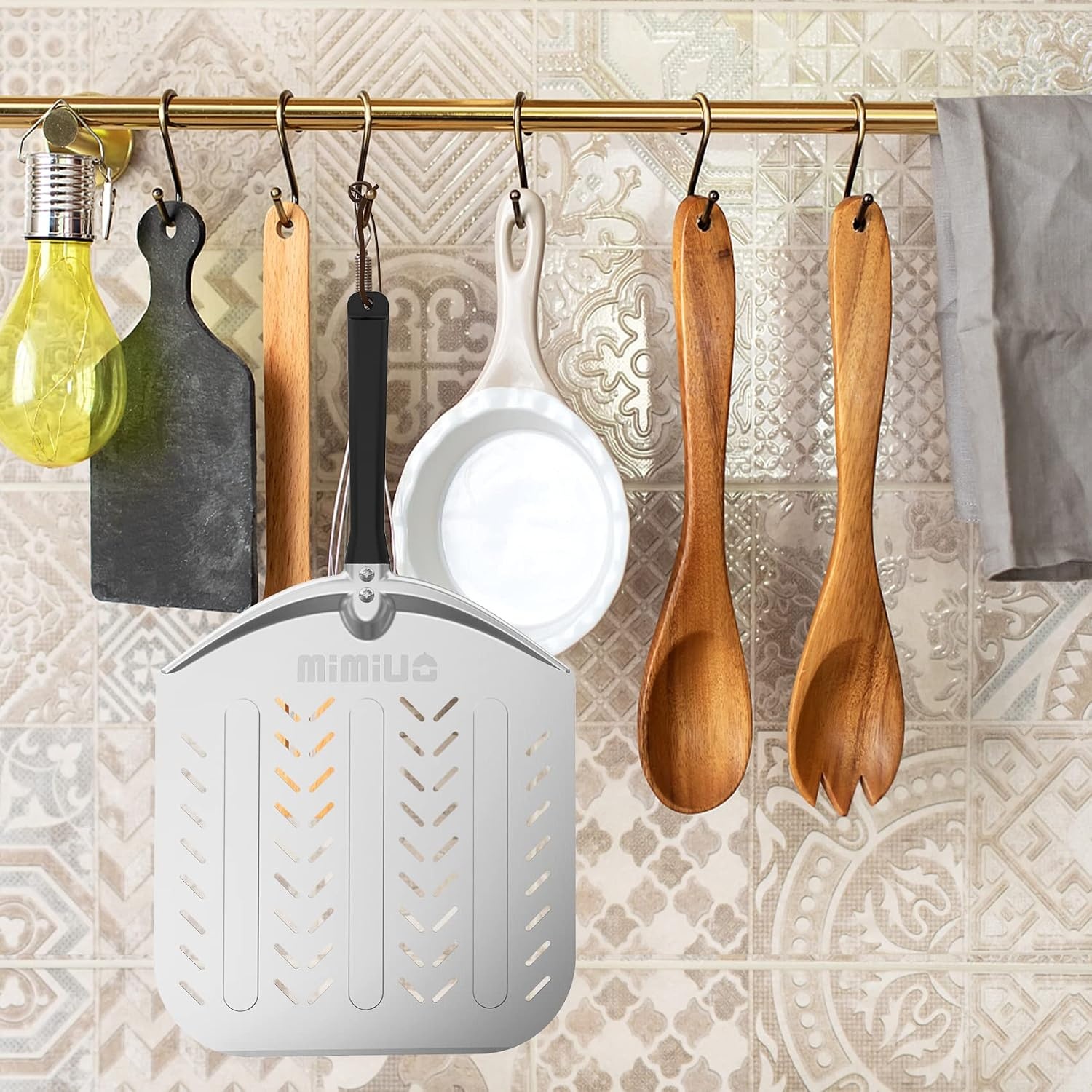 Mimiuo Geperforeerde Pizza Schep, Aluminium Pizzaschep, Pizzaschuiver met Handvat, 30,5 cm Pizzaspatel, Pizza Spatel, Geperforeerd Pizza Schil voor Het Bakken van Zelfgemaakte Pizza en Broodcakes