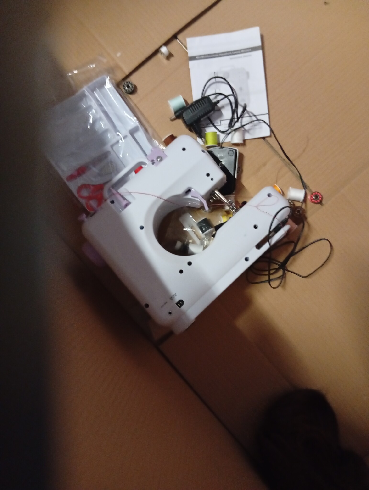 BRICH Elektrische naaimachine met overlock-functie, ideaal als kleine naaimachine voor beginners, voor kinderen en volwassenen, compact en draagbaar, met 42 accessoires, werkt op stroom en batterijen