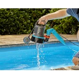 Gardena schoon-water-dompelpomp 9000: Schoon-water-pomp met een capaciteit van 9.000 l/u, vlotterschakelaar met permanente functie, vlakafzuiging tot 2 mm, snelkoppelingssysteem, 300 W (09030-20) - Maat bis zu 9.000 l/h - Schwimmerschalter