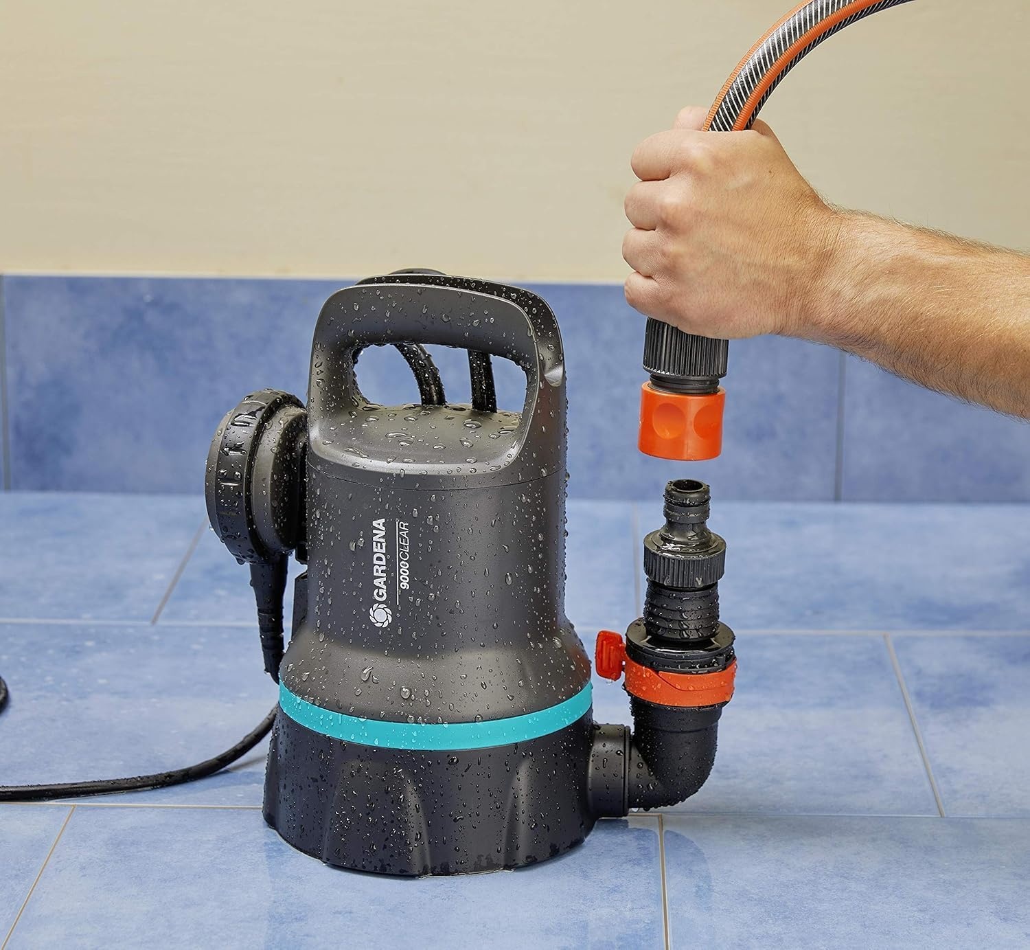 Gardena schoon-water-dompelpomp 9000: Schoon-water-pomp met een capaciteit van 9.000 l/u, vlotterschakelaar met permanente functie, vlakafzuiging tot 2 mm, snelkoppelingssysteem, 300 W (09030-20) - Maat bis zu 9.000 l/h - Schwimmerschalter