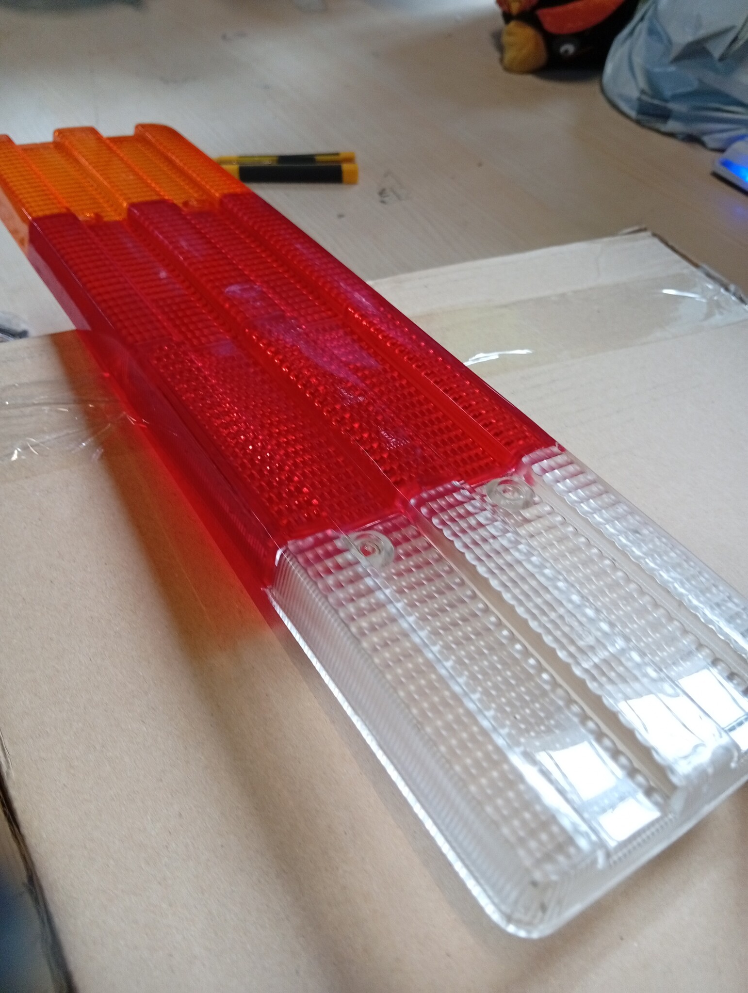 HELLA Achterlichtlens voor Halogeen - Links - Rood/Geel - 50 x 13 x 5.5 cm