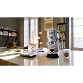 De'Longhi Dedica Style EC685M Espressomachine - Zwart - 15 bar