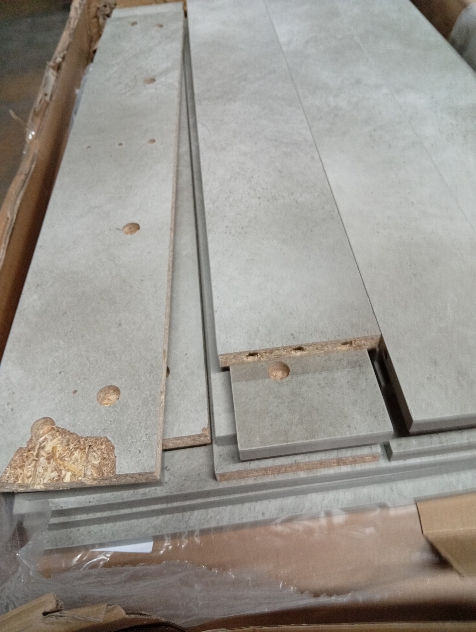 vidaXL Eettafel 140x74,5x76 cm spaanplaat betongrijs