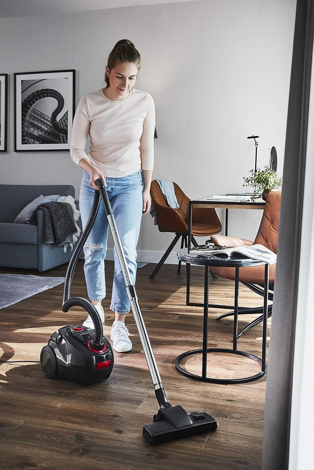 Grundig, VCC 3850 A Stofzuiger met zak, 800 W, 2,1 L, zwart/rood