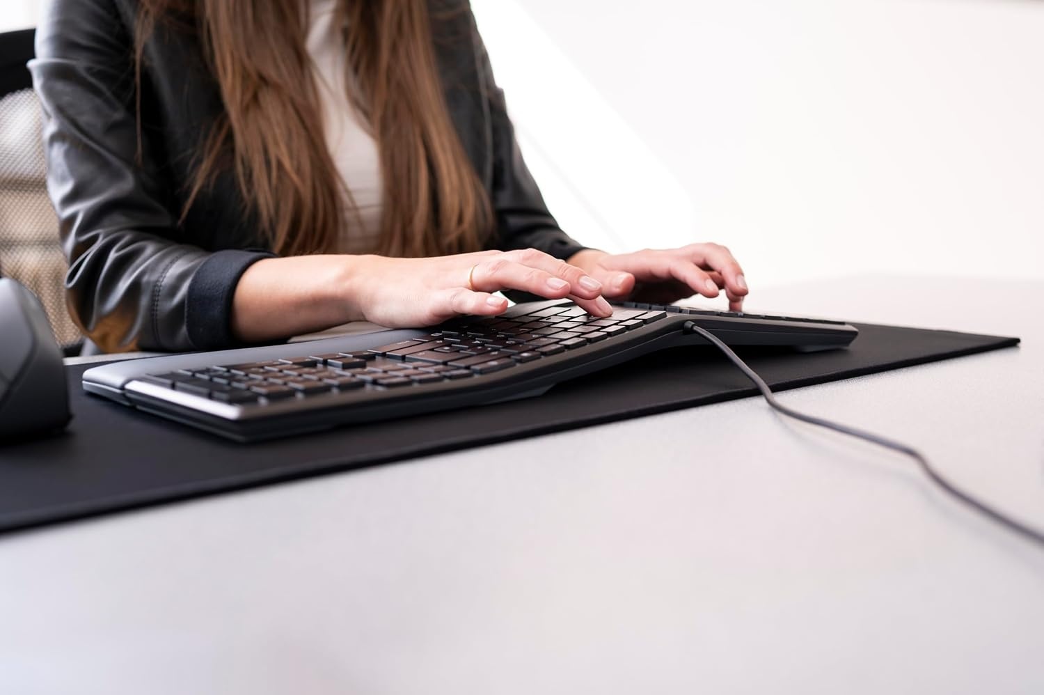 CHERRY KC 4500 ERGO, ergonomisch toetsenbord, Duitse indeling (QWERTZ), bekabeld, gevoerde handpalm met memory foam, gebogen toetsenbord, Zwart