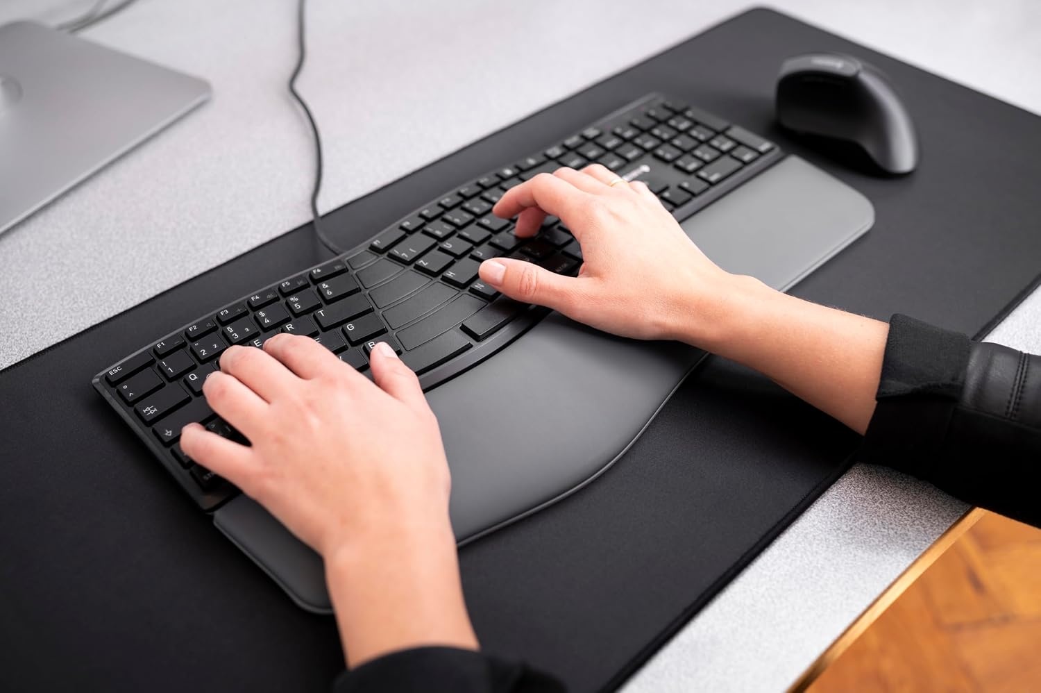 CHERRY KC 4500 ERGO, ergonomisch toetsenbord, Duitse indeling (QWERTZ), bekabeld, gevoerde handpalm met memory foam, gebogen toetsenbord, Zwart