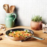 Jamie Oliver by Tefal Direct Cook 28 cm koekenpan, roestvrij staal, keramische antiaanbaklaag + panbeschermer, H8802S34 - Maat 28 cm Koekenpan