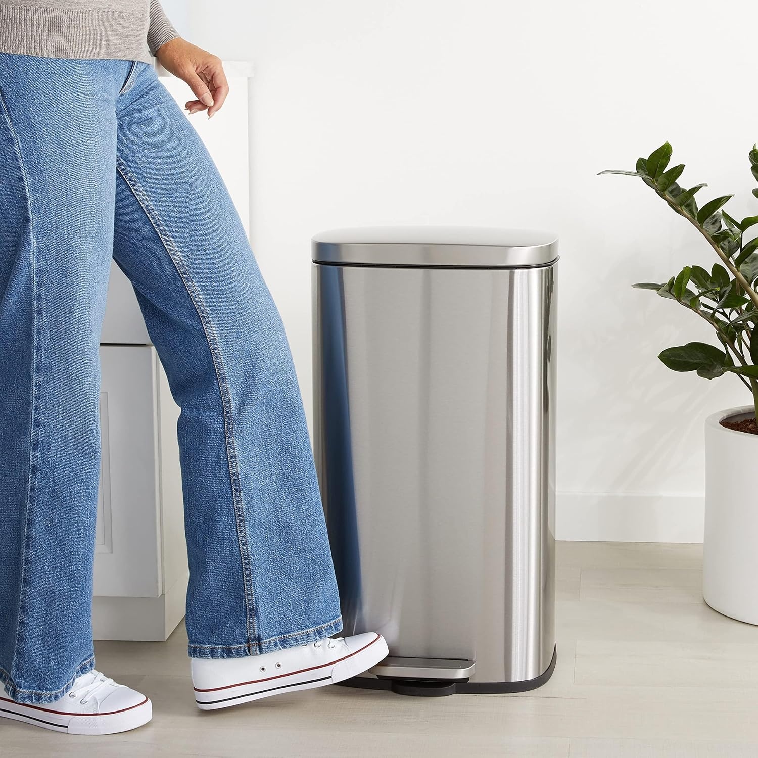 Amazon Basics Keukenvuilnisbak, vierkant, met stalen balk als voetpedaal, soft-close-mechanisme, voor thuis en op kantoor, 30 liter, satijnen nikkel afwerking - Maat ['30 Liter']