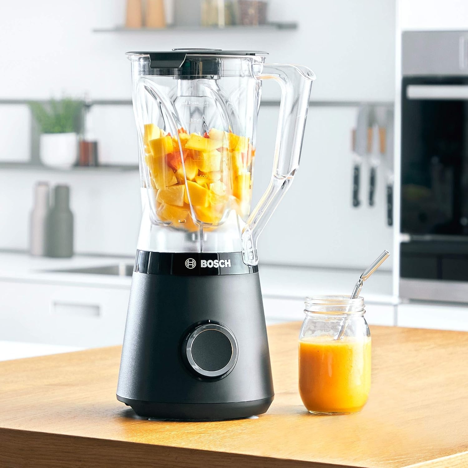 Bosch VitaPower Serie 4 Blender, ProPerformance systeem, 1200 Watt, roestvrijstalen messen, Tritan blenderkan, 2 snelheden en pulse functie, MMB6141B, zwart
