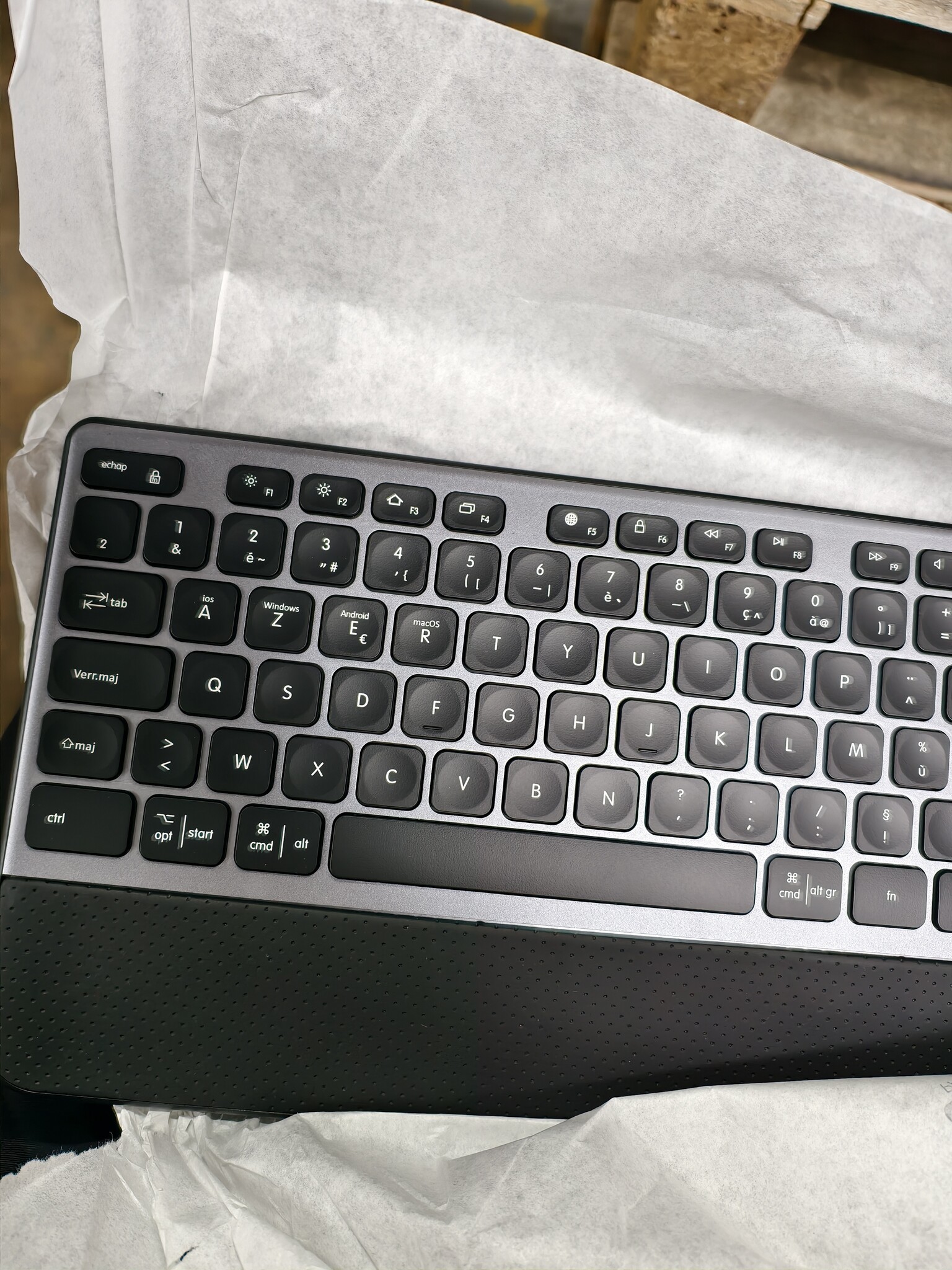 Toetsenbord K9100 Oplaadbaar | Draadloos Bluetooth voor meerdere apparaten PC laptop desktop | 3 niveaus achtergrondverlichting met polssteun (azerty)