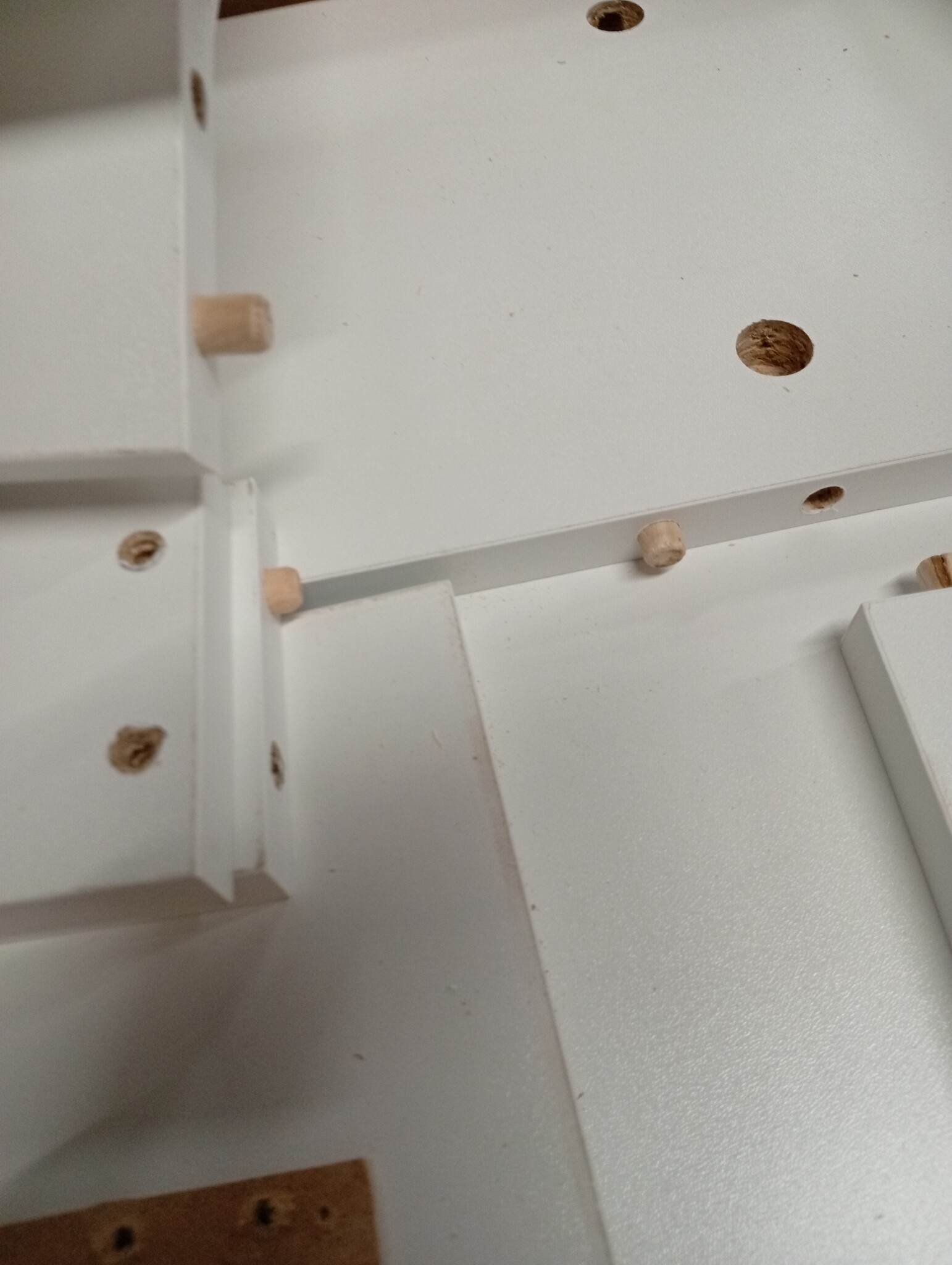 Smalle badkamerkast met wielen, bewerkt hout, wit - 57% korting