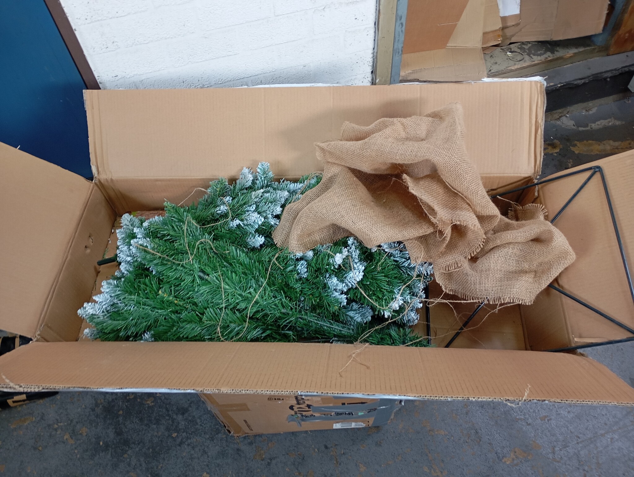 Kunstkerstboom 220 cm - Sneeuw & Houten Stam (53% Korting)