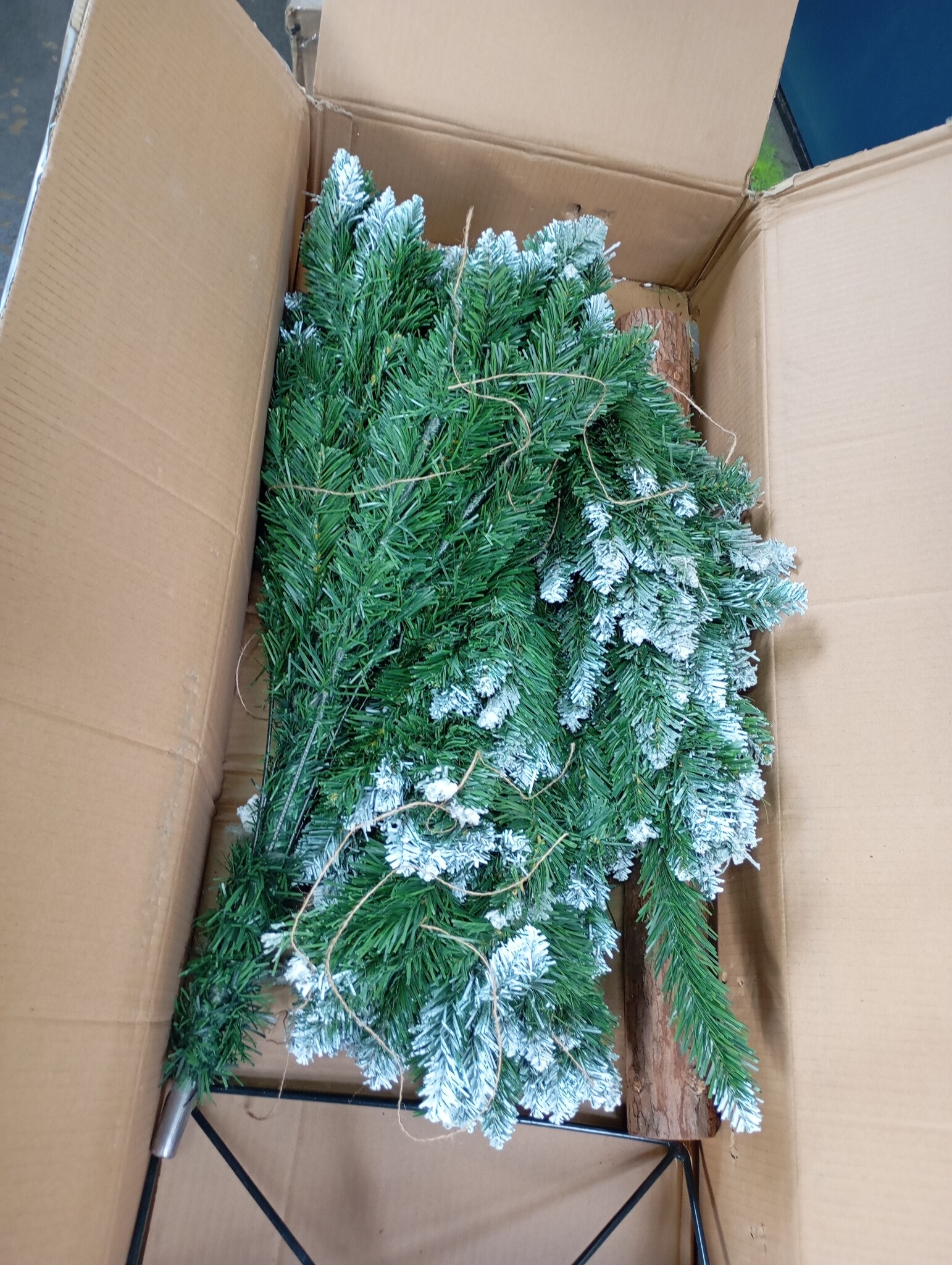 Kunstkerstboom 220 cm - Sneeuw & Houten Stam (53% Korting)