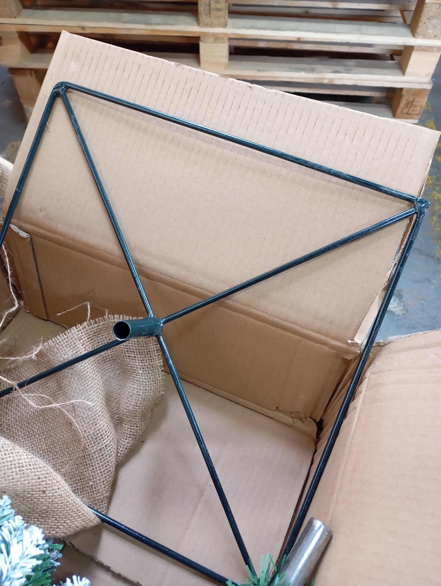 Kunstkerstboom 220 cm - Sneeuw & Houten Stam (53% Korting)