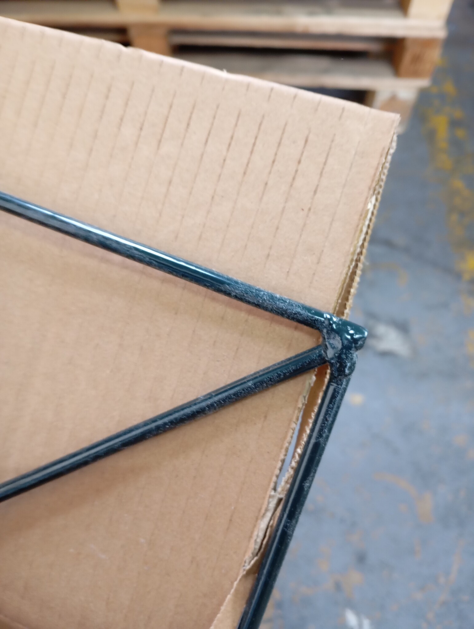 Kunstkerstboom 220 cm - Sneeuw & Houten Stam (53% Korting)