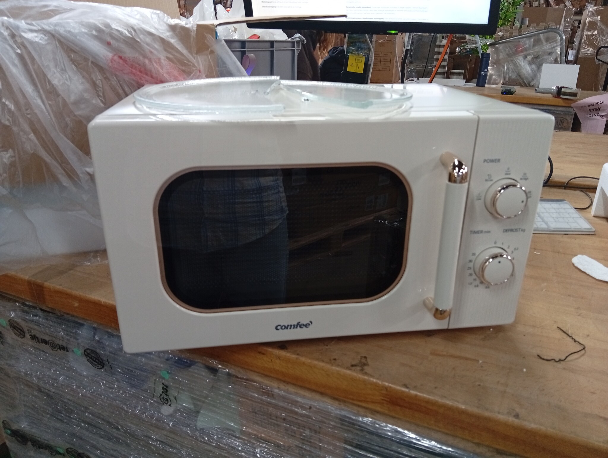 COMFEE CMO-M202NC(CM) Vintage retro elegante magnetron met 5 standen, 700 W, 20 l, instelbare timer 0-35 minuten, eenvoudige bediening, binnenverlichting, abrikooscrème