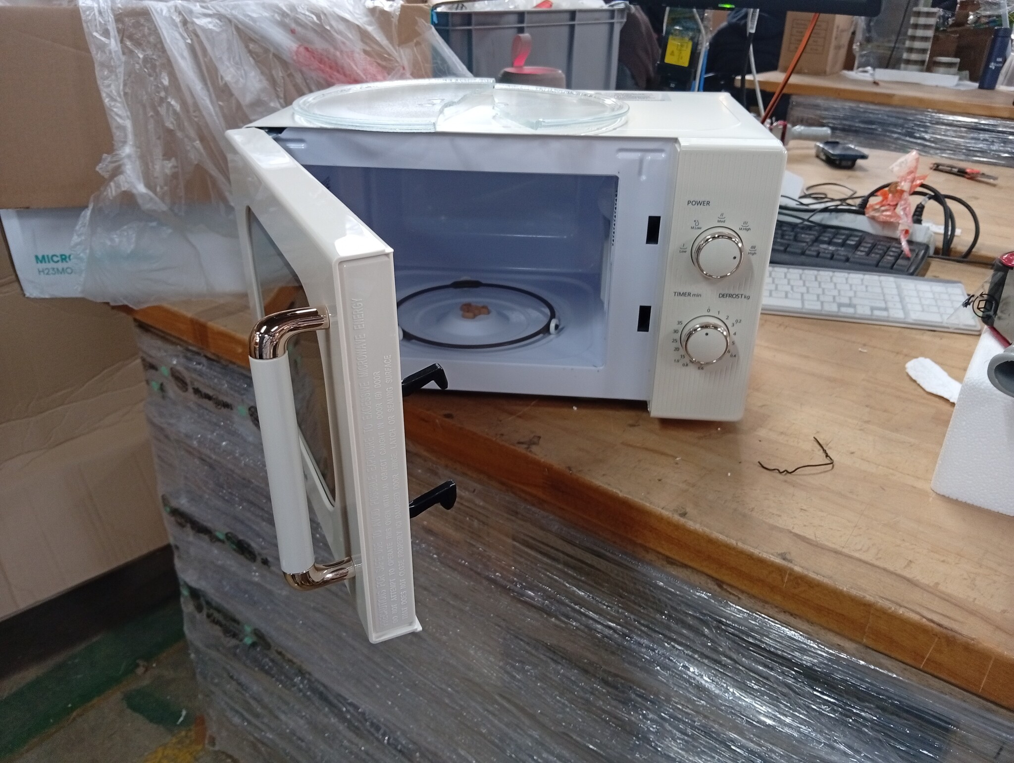COMFEE CMO-M202NC(CM) Vintage retro elegante magnetron met 5 standen, 700 W, 20 l, instelbare timer 0-35 minuten, eenvoudige bediening, binnenverlichting, abrikooscrème
