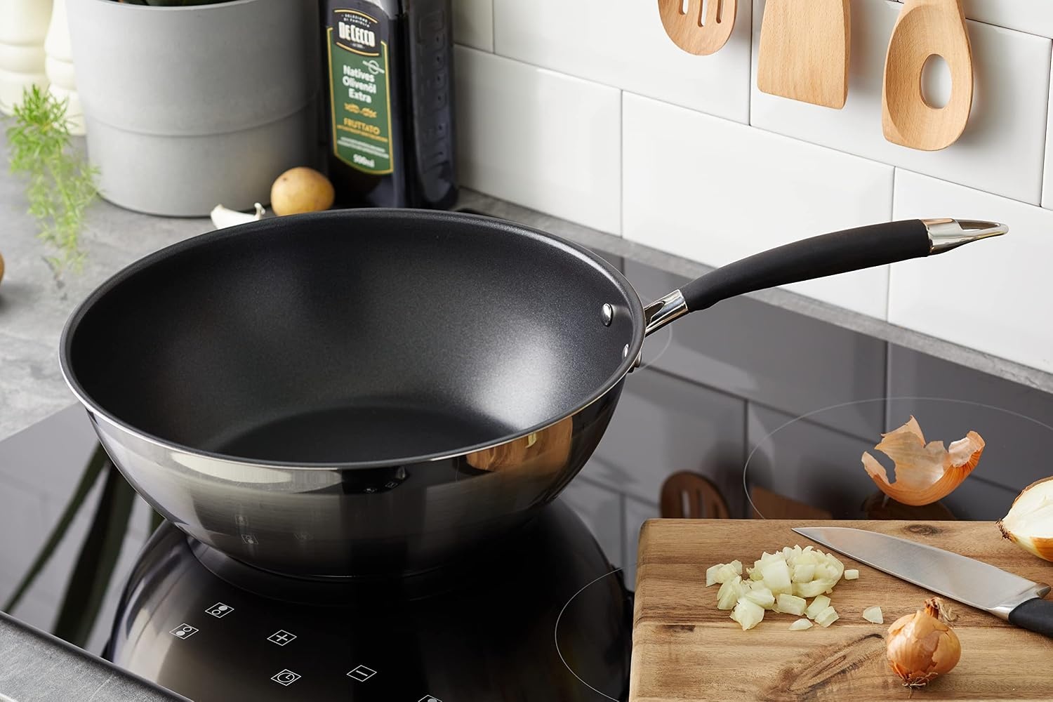 Amazon Basics Wokpan, 28 cm, zwart