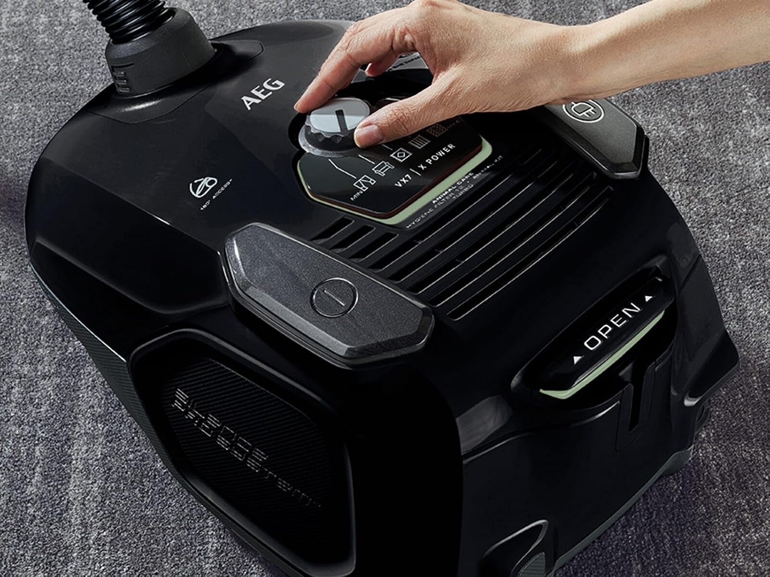AEG Stofzuiger met Zak, VX7-2-X-Nieuwe technische versie, Zuigkrachtregeling, Parkeerfunctie, 3in1 multifunctioneel mondstuk, Hygiënefilter wasbaar, 70 dB, Zwart