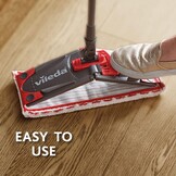 Vileda Revolution Box, vloerwassysteem met emmer en platte plaat, 2 doeken van microvezel, voor alle vloertypes, handvat 3 stuks, zwart/rood, 40 x 28,3 x 28,5 cm, 1,53 kg