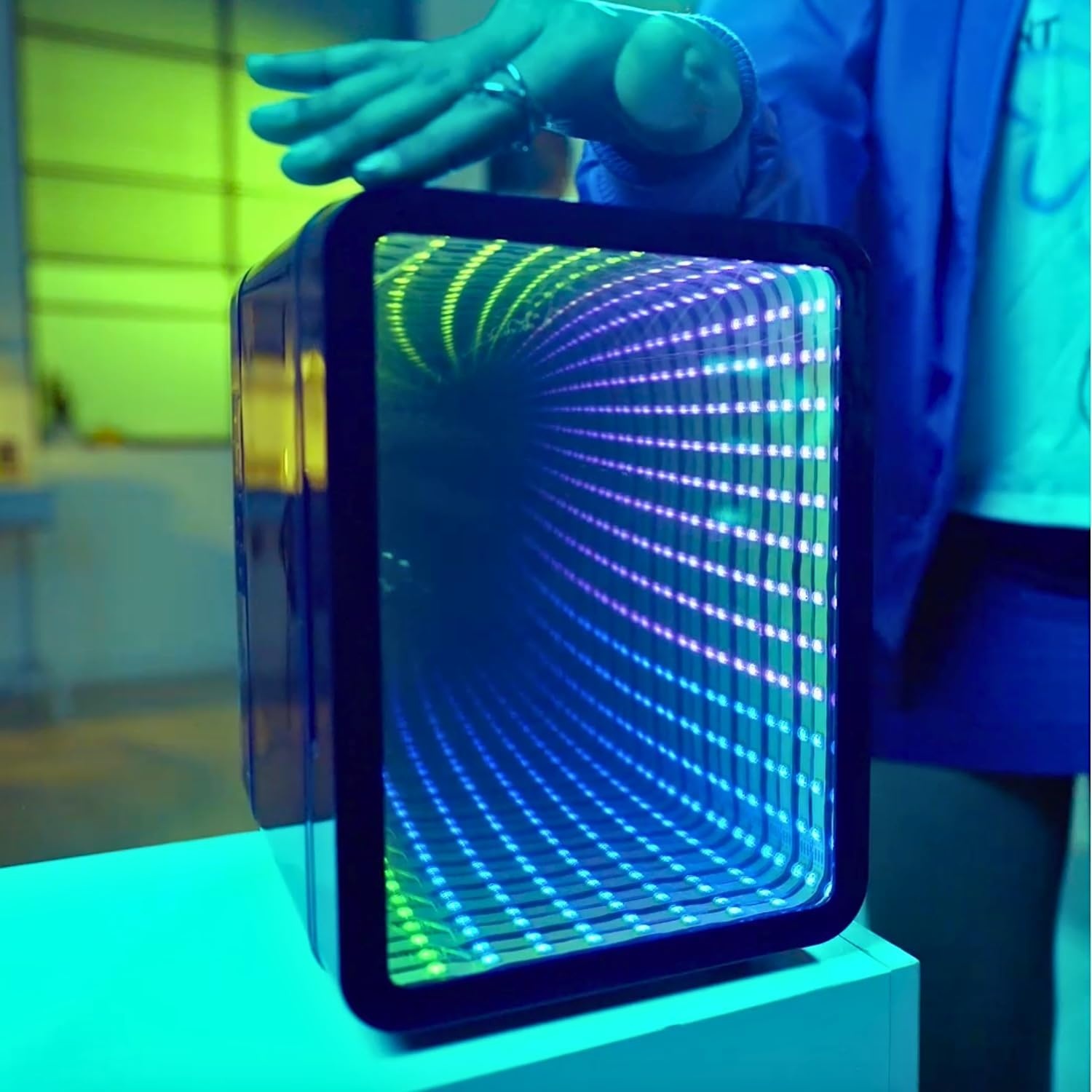 So Chill Mini Koelkast Infinity Effect, Gamers, Studenten, Home/Autoritten/Hangouts + meer, USB-voeding, Stickers inbegrepen, 4L/6 blikjes, spiegel Infinity Effect Deur