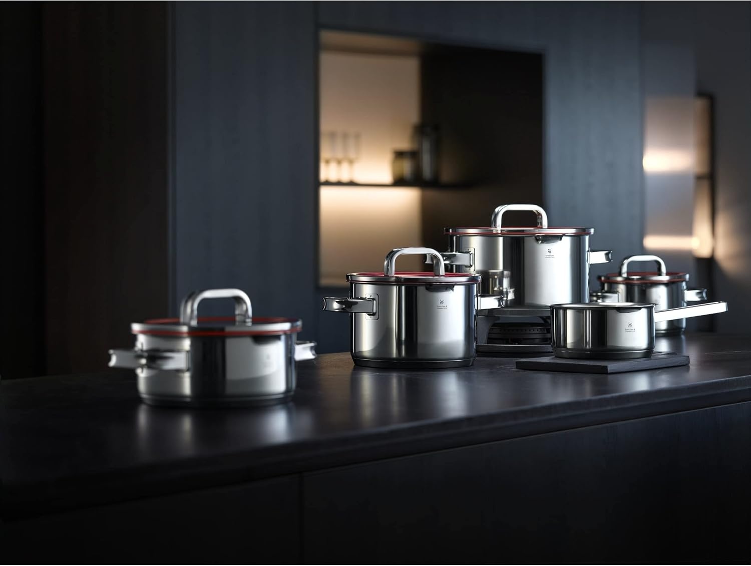 WMF Function 4 pannenset 5-delig rood. Innovatieve deksel met 4 afgietfuncties, Geschikt voor Inductie, Glazen deksel, Cromargan® 18/10 RVS, Vaatwasserbestendig, Handgrepen worden niet heet.