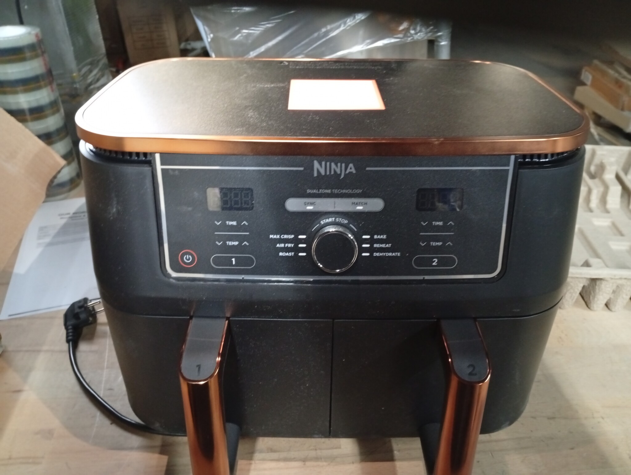 Ninja Foodi MAX Dual Zone Airfryer, Tang, 2 Laden, 9,5L, 6-in-1, Olievrij, Airfryen, Max Crisp, Braden, Bakken, Vaatwasmachinebestendige Manden, Anti-aanbaklaag, Koper/Zwart Amazon Exclusief AF400EUCP - Maat 9.5 L